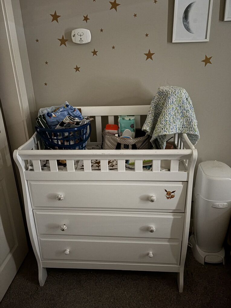 Free Changing Table Dresser (drawers Need Work)