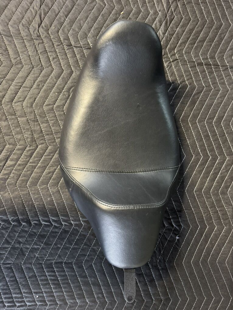Dyna Lowrider S Stock Solo Seat.