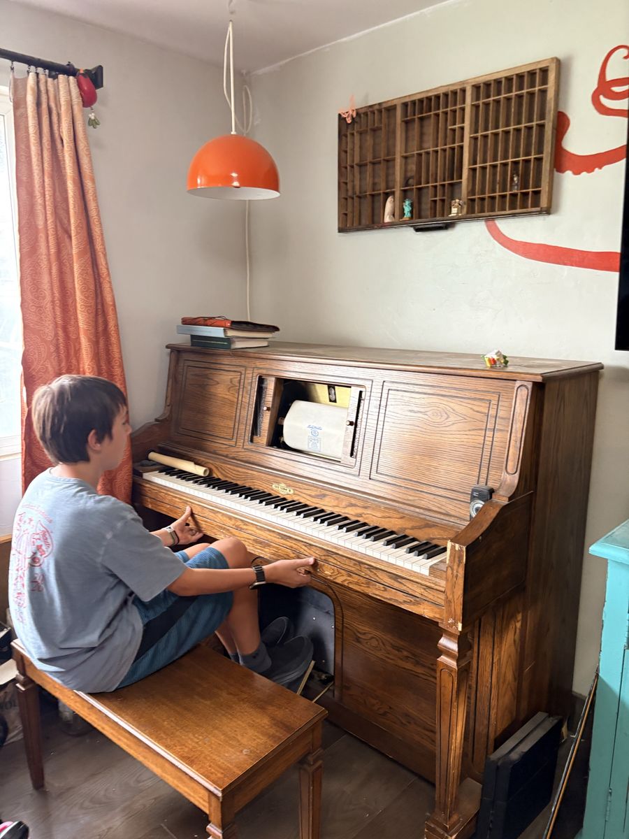 Aeolian The Sting II Upright Player Piano with Bench-dual play (foot pump & electric)