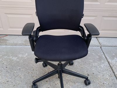 1 BLACK FABRIC STEELCASE V2 LEAP CHAIR