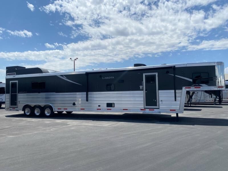 Used 2025 Lakota Infinity Massive Garage Toyhauler (INTH82215SRBT)