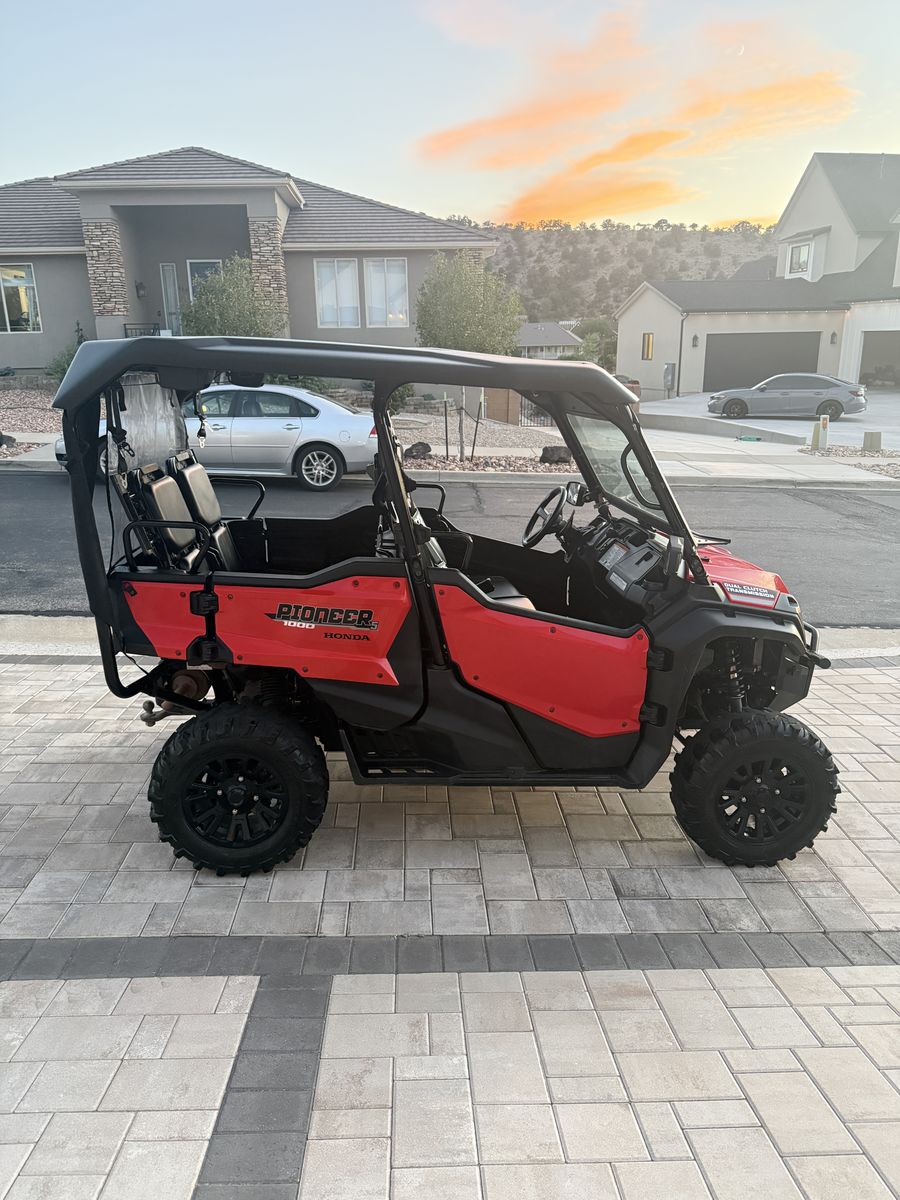 Honda Pioneer 1000sxs  -  5 Side-by-Side UTV - Red