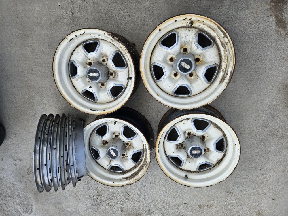 Oldsmobile rims with center caps and trim rings