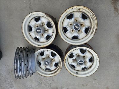 Oldsmobile rims with center caps and trim rings