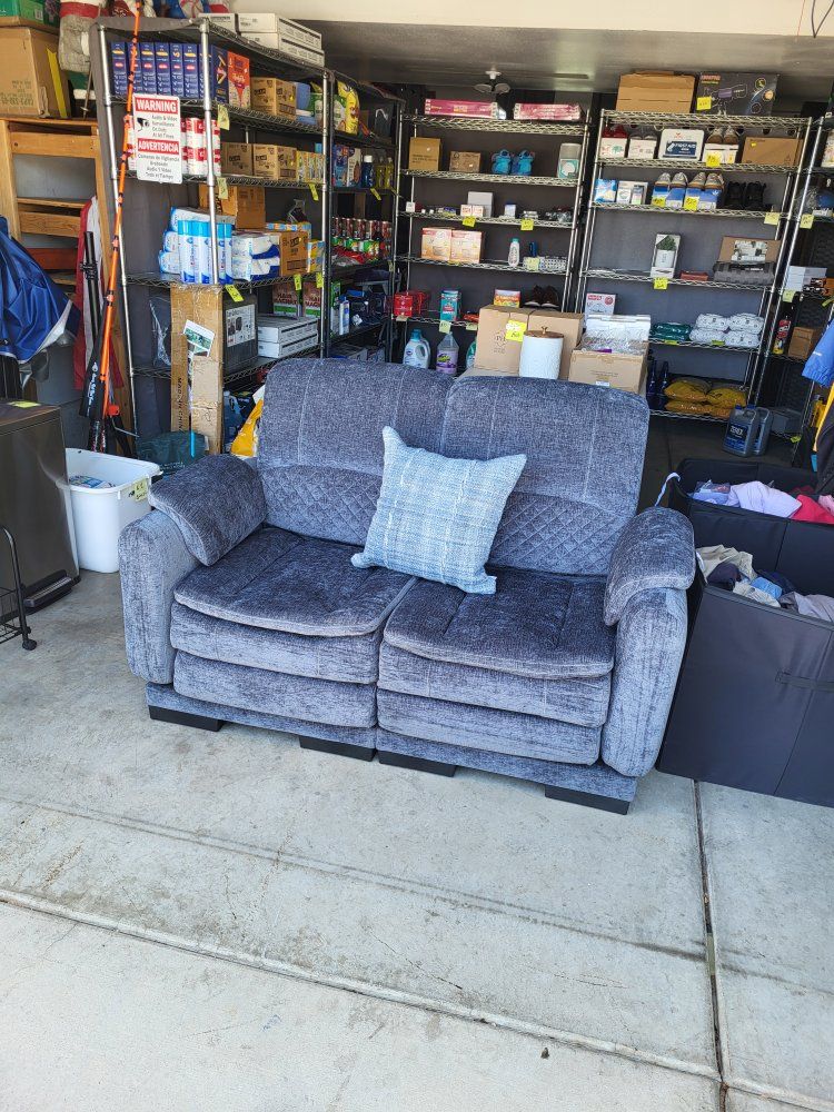 Ashley by Design Fabric LoveSeat w/Pillow ** Blue
