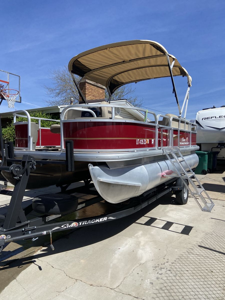 Rent this pontoon boat