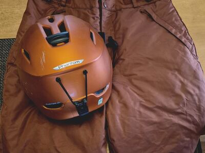 Ski pants med size and helmet