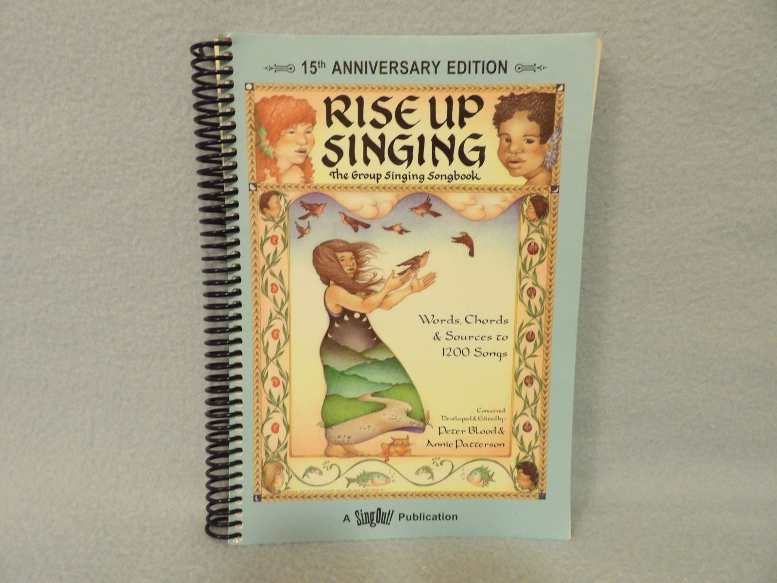 Rise Up Singing The Group Singing Songbook - Words, Chords, & Sources to 1200 Songs by Peter Blood & Annie Patterson
