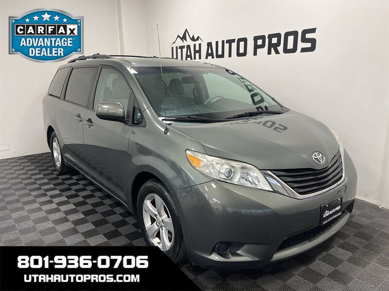 2013 TOYOTA SIENNA LE 8-Passenger