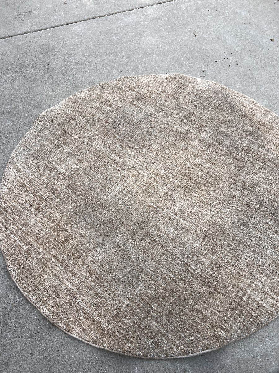 Round rug 5’3”