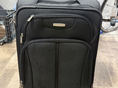 Carry on/ cabin size bag