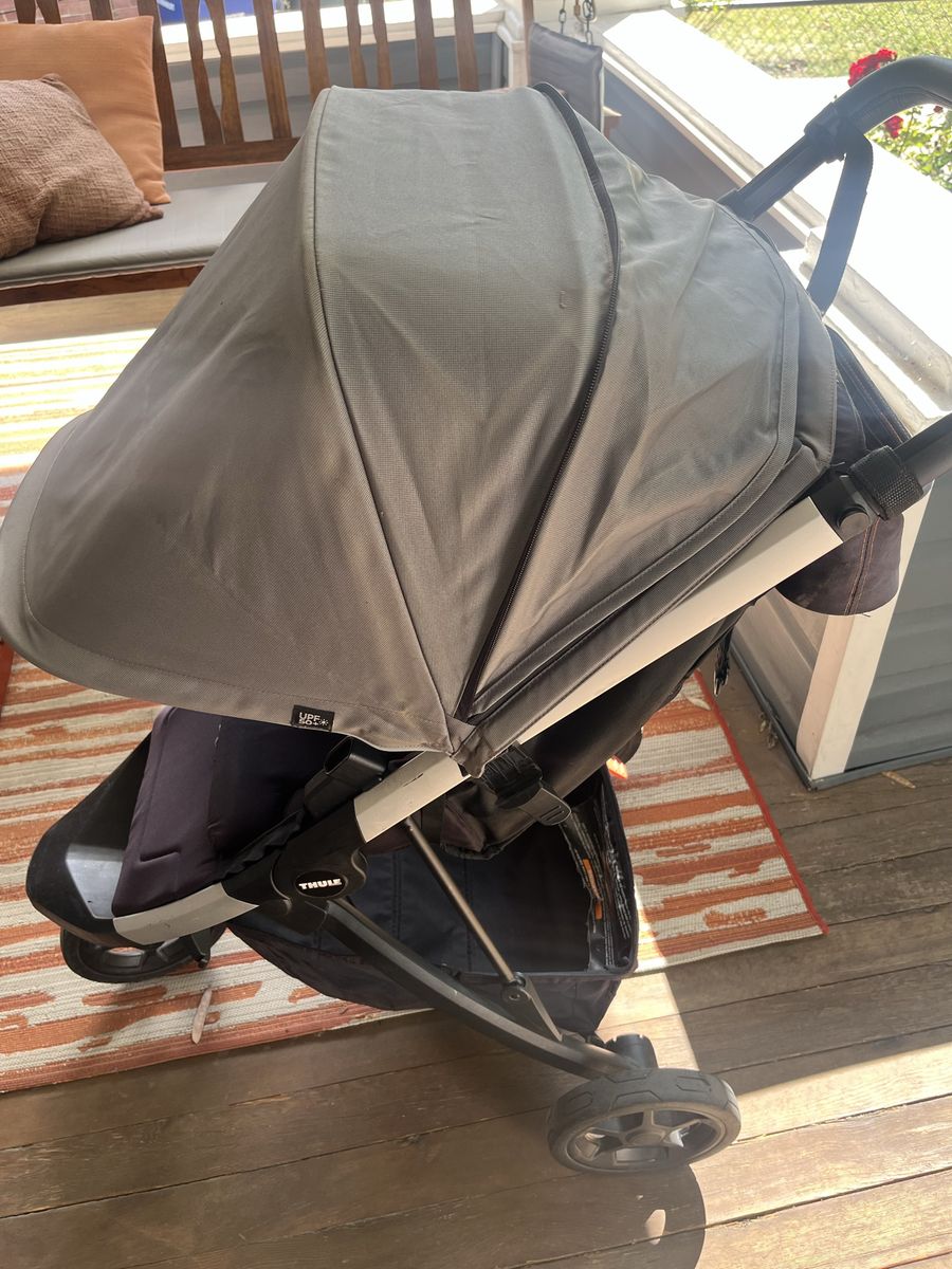 Thule Spring Compact Stroller + Child Tray, Bar & Storage Bag Bundle