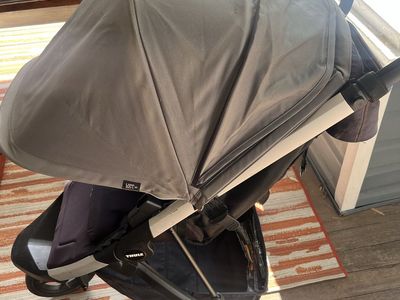 Thule Spring Compact Stroller + Child Tray, Bar & Storage Bag Bundle