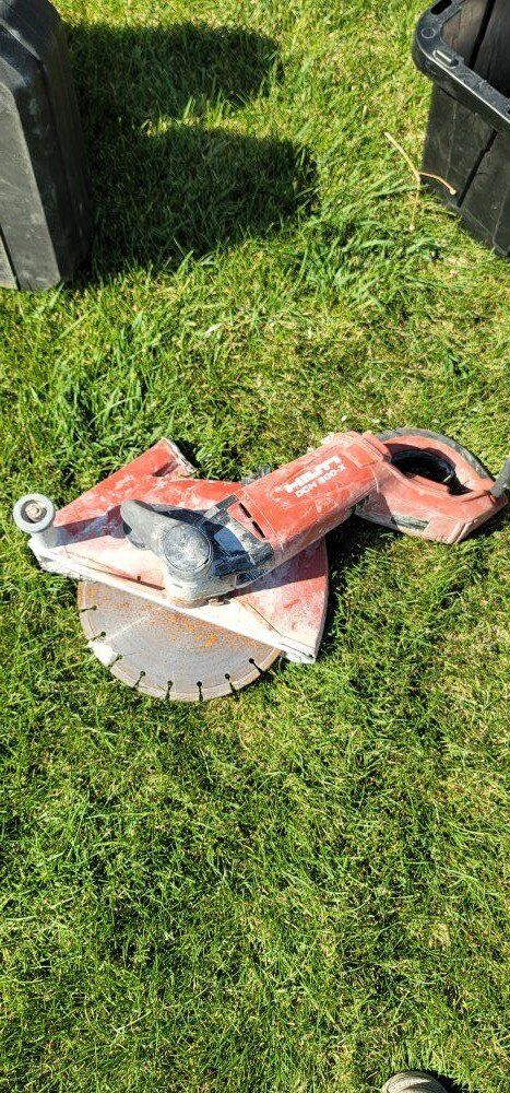 Hilti concrete dust vacuum/Concrete cutting saw