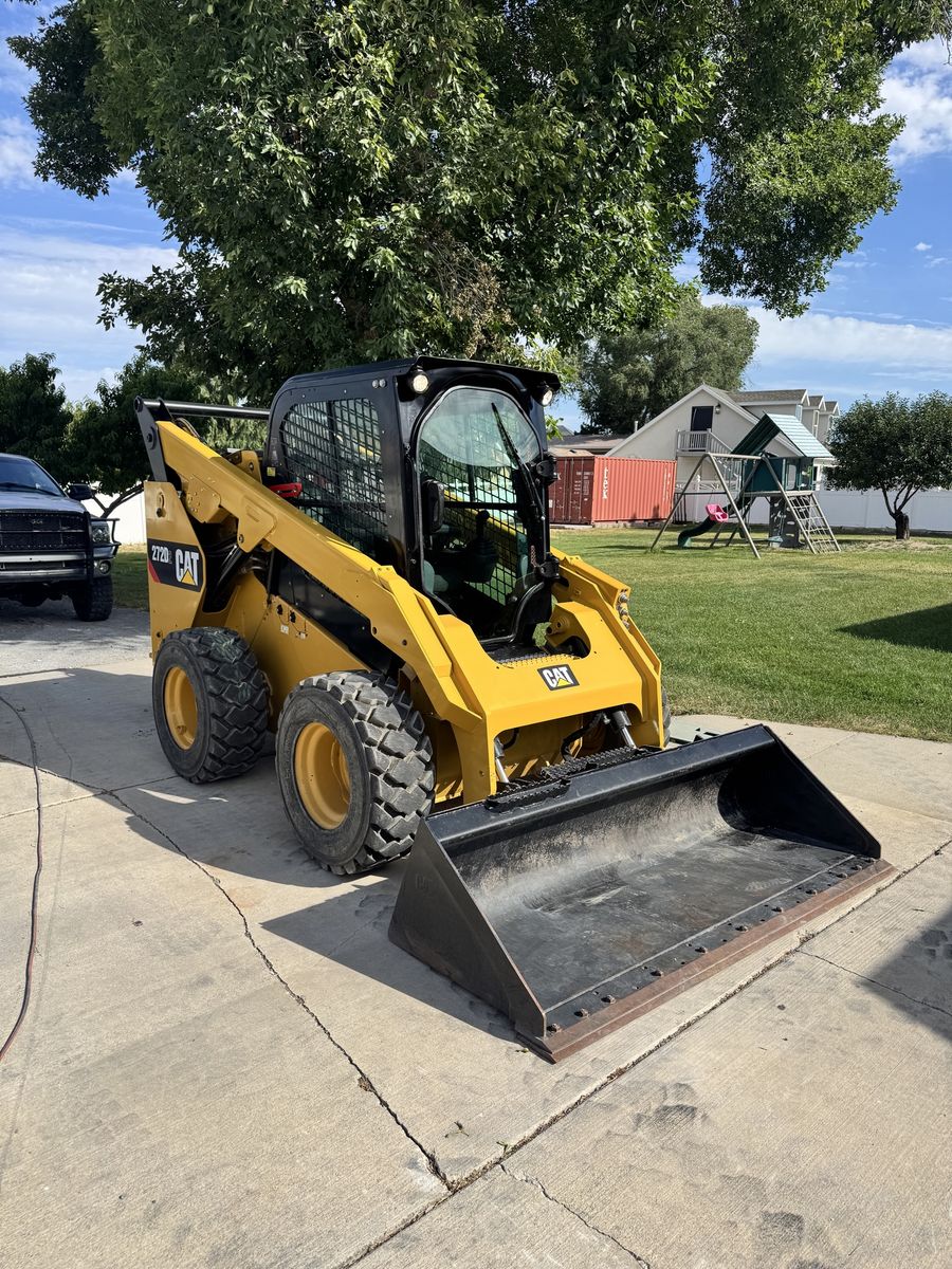 Caterpillar CAT 272D Skid Steer Loader with Bucket - Heavy Duty Construction Equipment