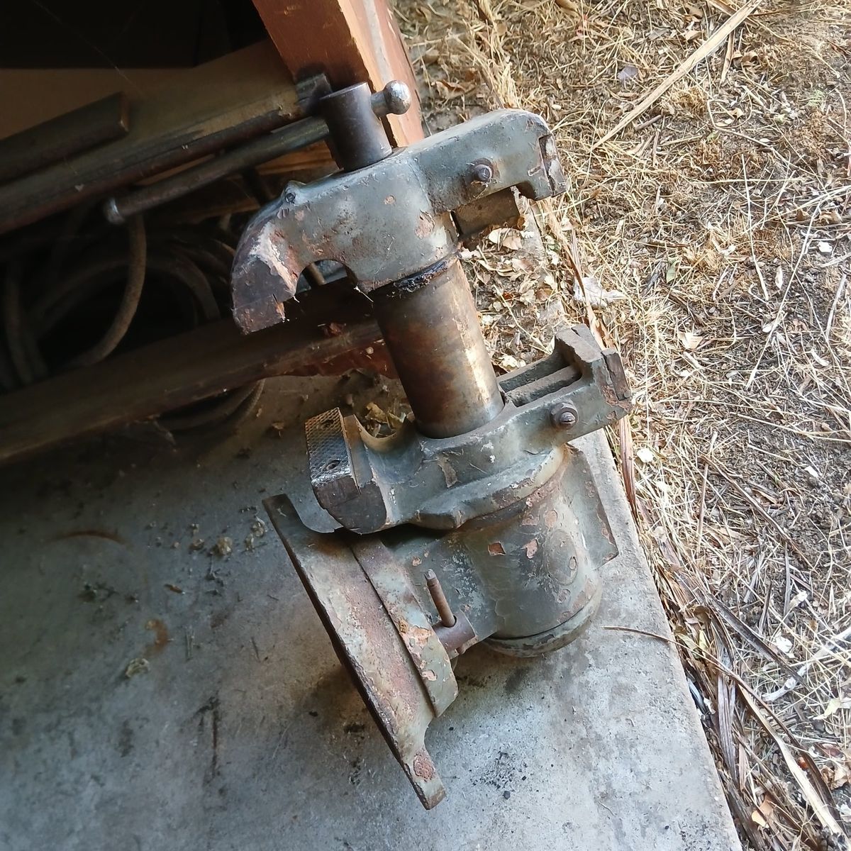 Vintage heavy duty vise