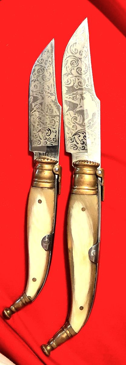 Vintage Pair Spanish Navajas de Carraca Folding Knives Set - Etched Bull Scene Horn Handles