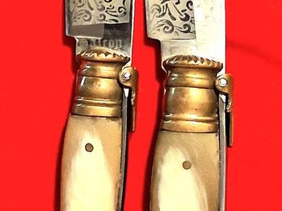 Vintage Pair Spanish Navajas de Carraca Folding Knives Set - Etched Bull Scene Horn Handles
