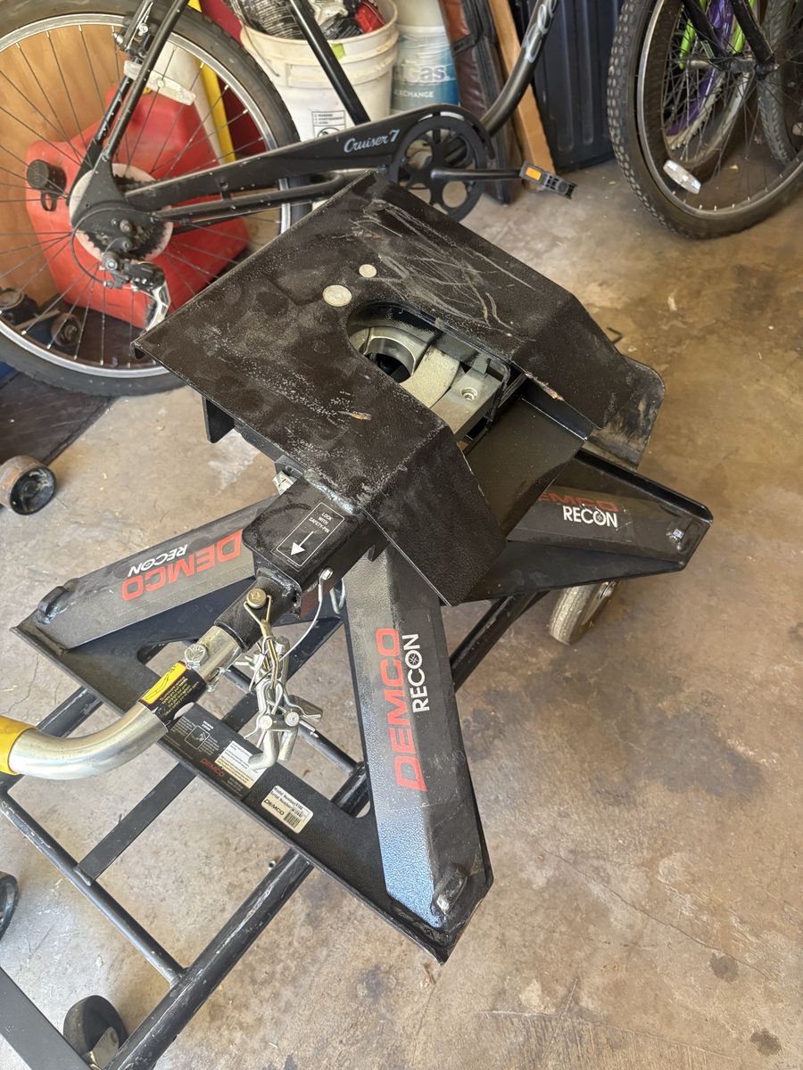 Demco Recon fifth wheel hitch