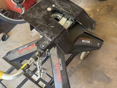 Demco Recon fifth wheel hitch