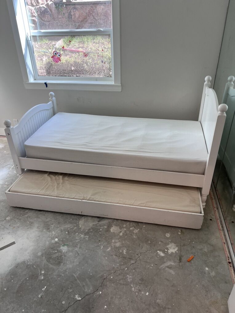 Pottery Barn Twin Bed With Trunlde