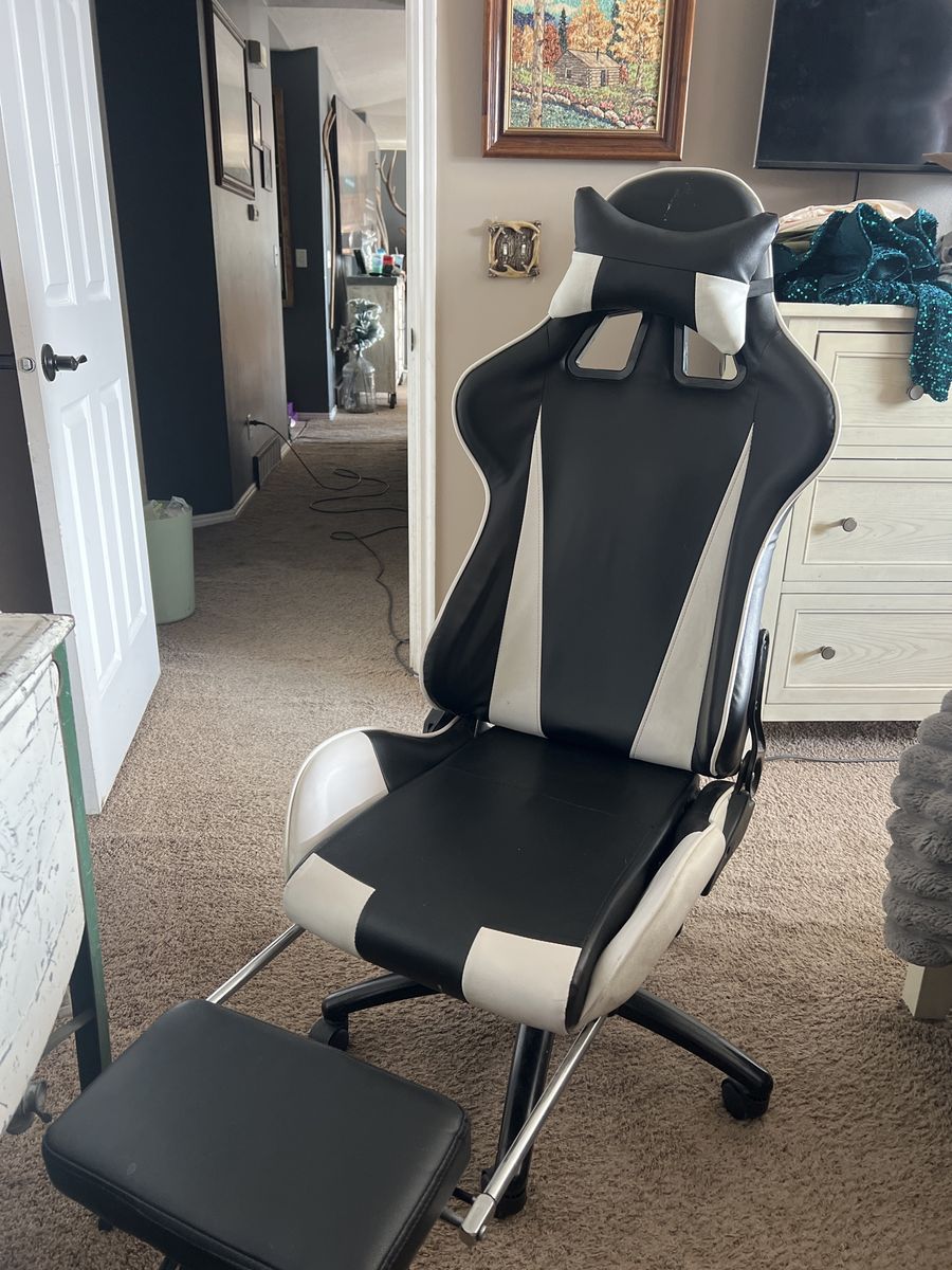 Black & White Gaming Chair with Footrest - Ergonomic Office/Desk Chair