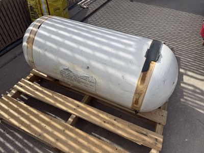 Compressed natural gas tank