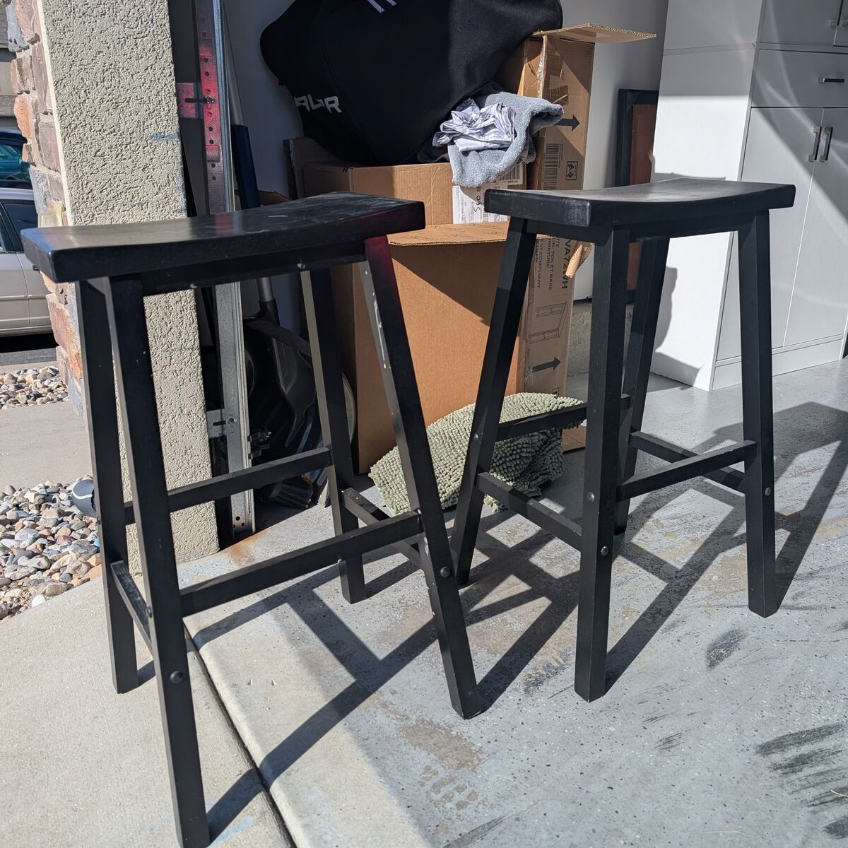 Saddle seat bar stool