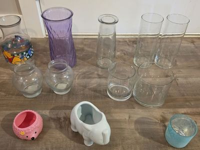 Miscellaneous decorative vases $2‐$10