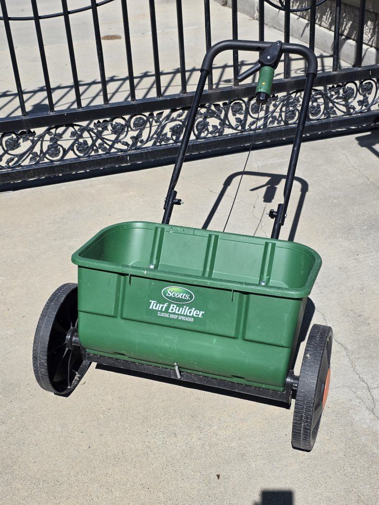Scotts Turf Builder Classic Drop Spreader