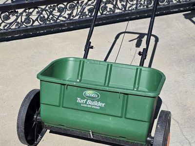 Scotts Turf Builder Classic Drop Spreader