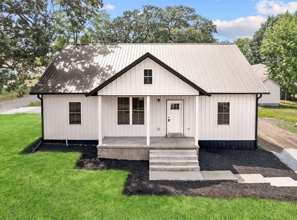 Brand-new 3 Bed 2 Bath Farmhouse-style Home in Trenton, MO!