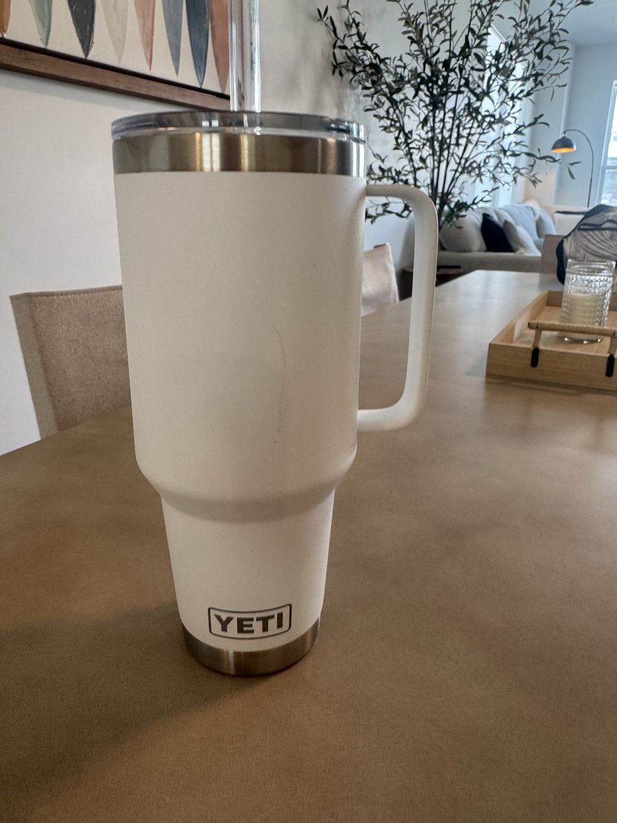 YETI Rambler 40 oz Mug with Handle and Straw Lid - White Insulated Stainless Steel Tumbler. White