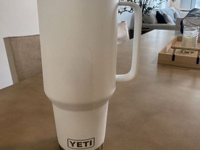 YETI Rambler 40 oz Mug with Handle and Straw Lid - White Insulated Stainless Steel Tumbler. White