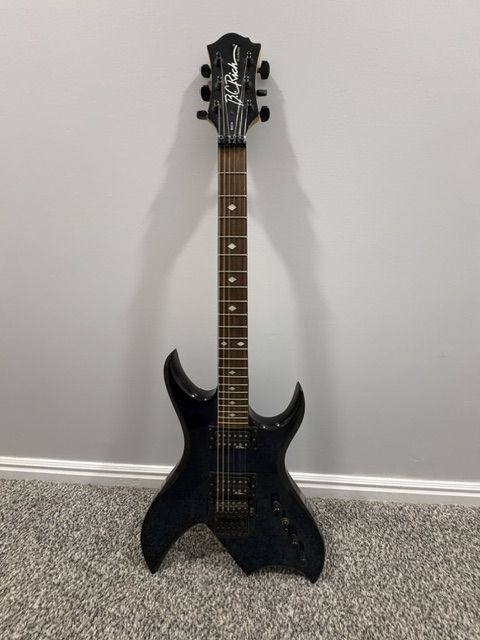 Electric Guitar B.C Rich (Bitch)