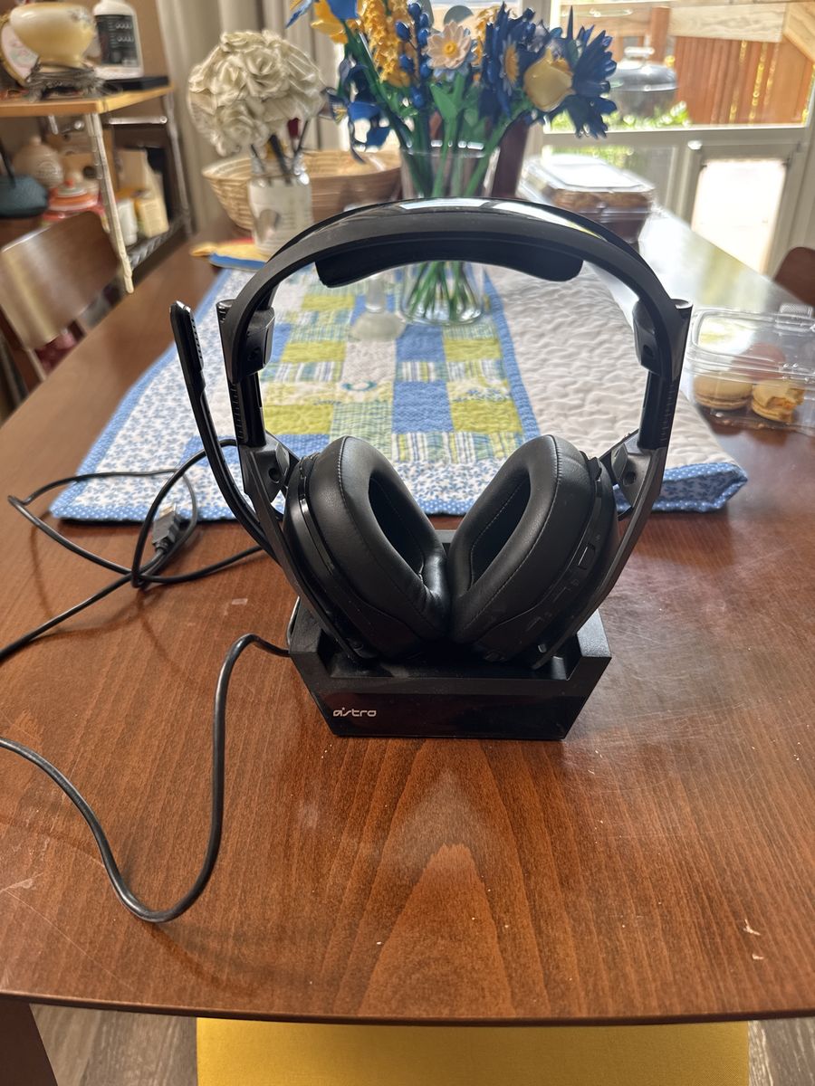 Astro A50 gen4 Wireless Gaming Headset with Charging Base - Black