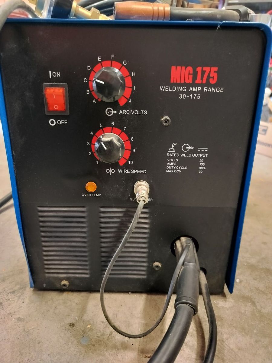 Lotos MIG 175 Welder with SB8 Aluminum Spool Gun, Regulator, and Accessories.