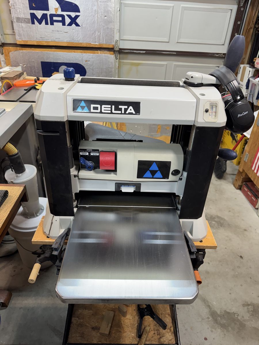Delta 13-inch portable thickness planer w/dust hood