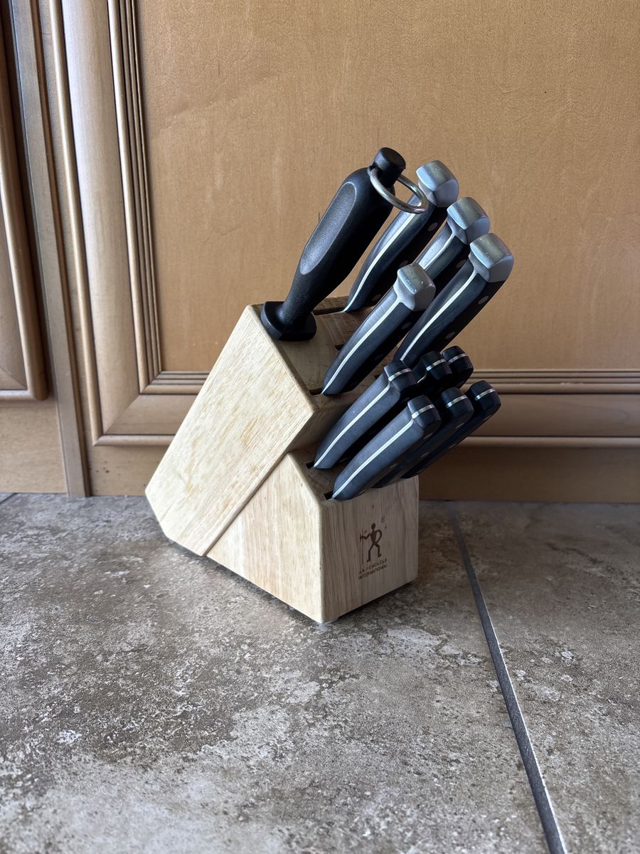 Henckles Statement  Knife Set EUC
