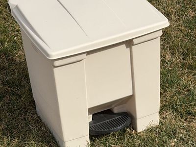 8-gallon Step On Rubbermaid Trash Can