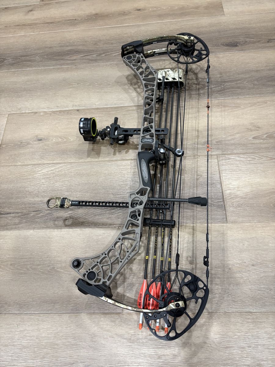 Mathews phase4 33 Compound Bow with Sight, Quiver, and Arrows