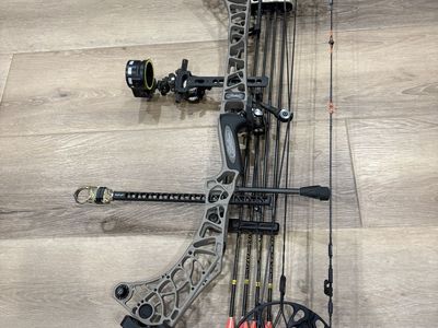 Mathews phase4 33 Compound Bow with Sight, Quiver, and Arrows