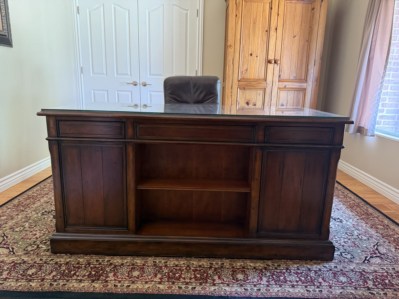 Hooker Furniture Executive Desk – Solid Wood – $450