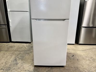 APARTMENT SIZE REFRIGERATOR