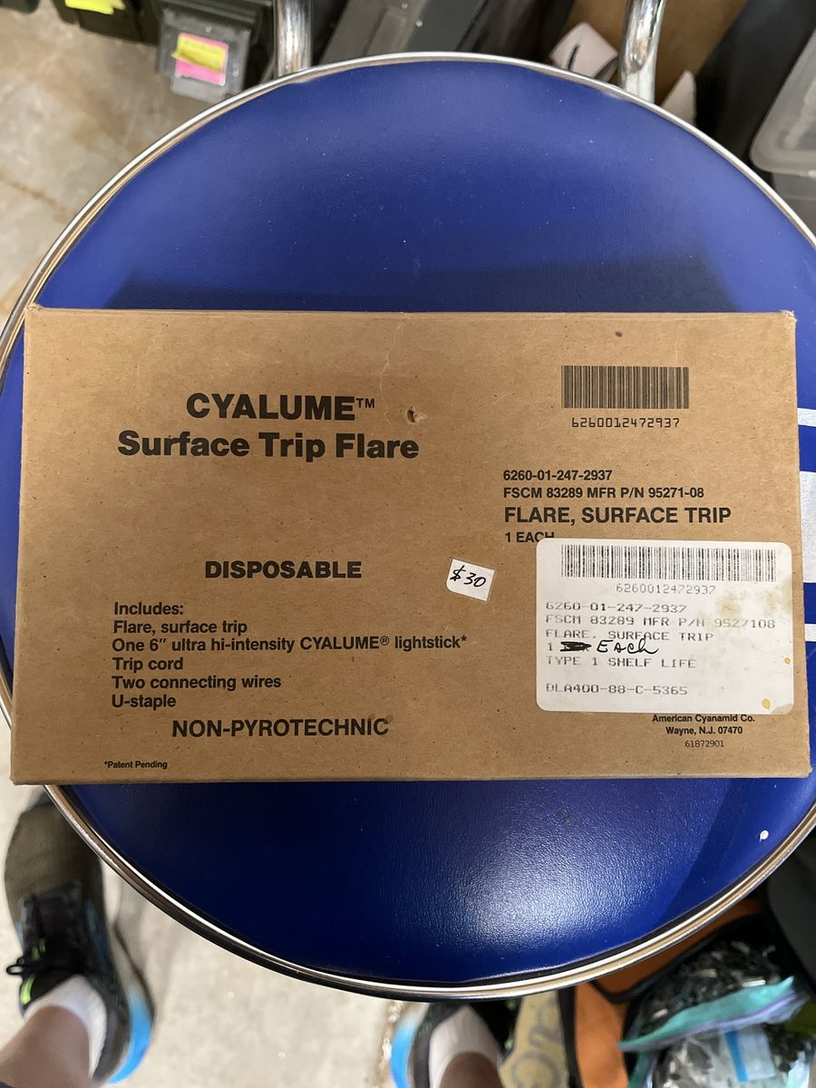 Cyalume Surface Trip Flare Non-Pyrotechnic Tactical Kit with Lightstick.