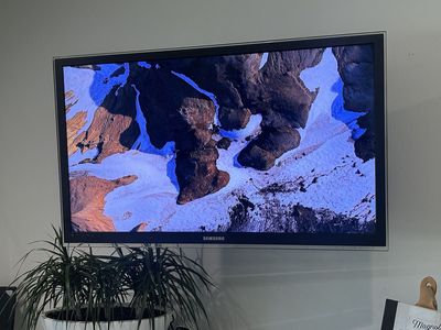 TV Samsung 46" + heavy duty wall mount & remote - $2250 value