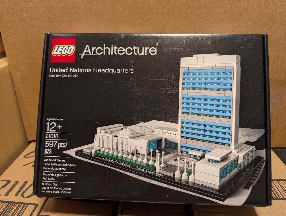 LEGO ARCHITECTURE: United Nations Headquarters (21018)