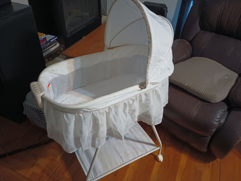BABY CRIB / BASINET