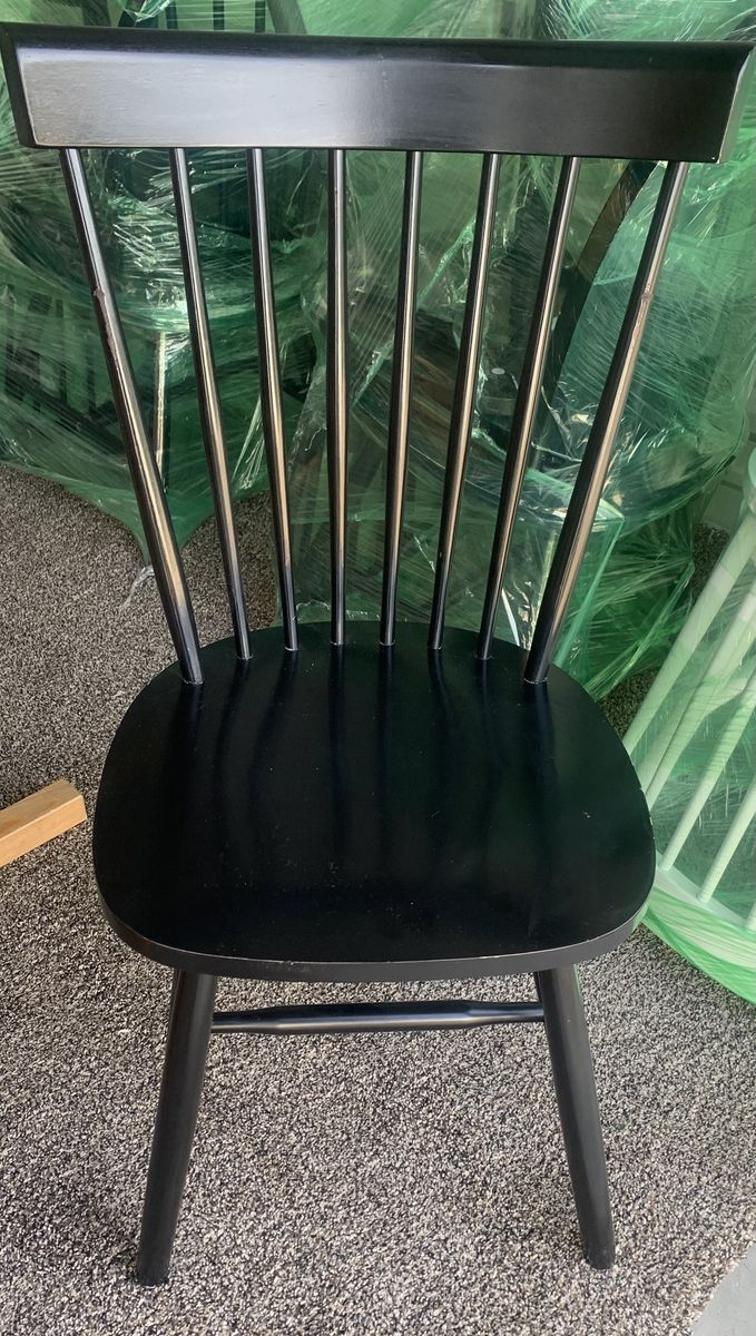 ONE BLACK WINDSOR FARM STYLE CHAIR