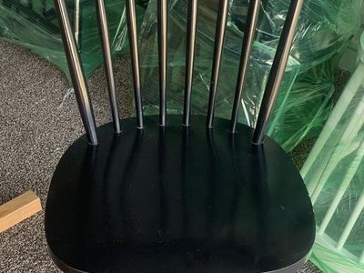 ONE BLACK WINDSOR FARM STYLE CHAIR